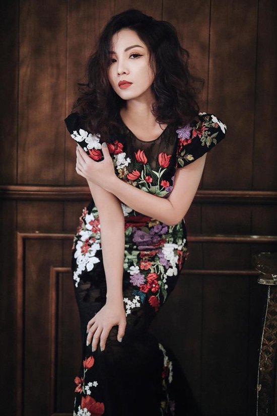 Khánh Loan đòi Vân Sơn bồi thường tổn thất tinh thần... 10.000 đồng