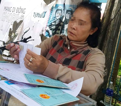 Bà giữ xe làm CMND siêu tốc