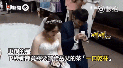 Quan khách cười bò khi chú rể đãng trí đang quỳ gối dâng trà cho bố mẹ vợ thì hồn nhiên ngửa cổ uống cạn