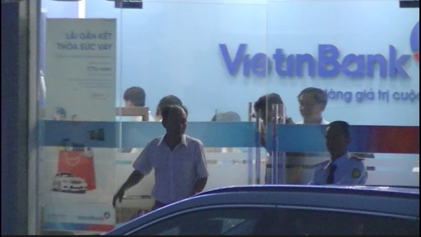 Kẻ cướp trùm kín mặt xông vào cướp tiền tại ViettinBank Chi nhánh Châu Thành