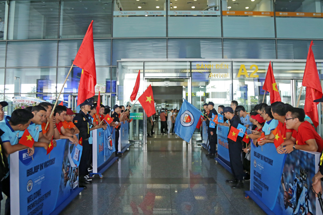 Cúp Ngoại hạng Anh tới Việt Nam, đi buýt mui trần diễu phố Hà Nội