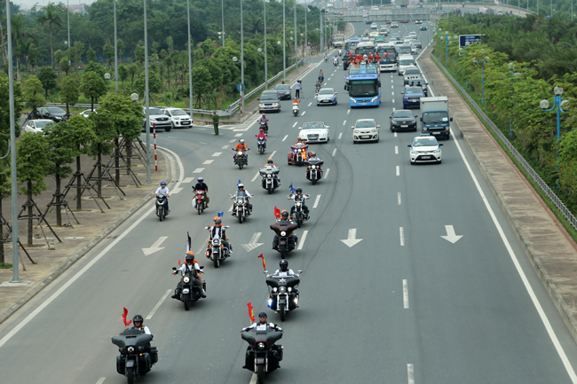Cúp Ngoại hạng Anh tới Việt Nam, đi buýt mui trần diễu phố Hà Nội
