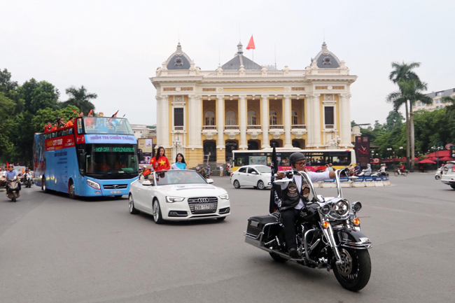 Cúp Ngoại hạng Anh tới Việt Nam, đi buýt mui trần diễu phố Hà Nội