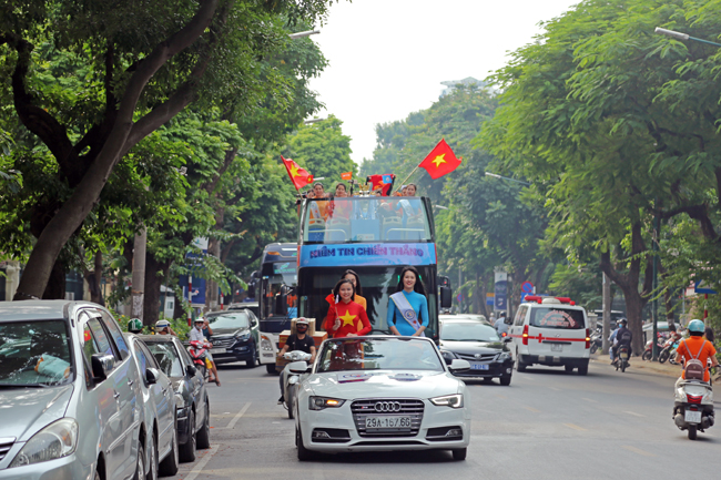 Cúp Ngoại hạng Anh tới Việt Nam, đi buýt mui trần diễu phố Hà Nội