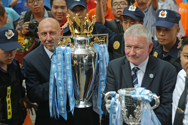 Cúp Ngoại hạng Anh tới Việt Nam, đi buýt mui trần diễu phố Hà Nội