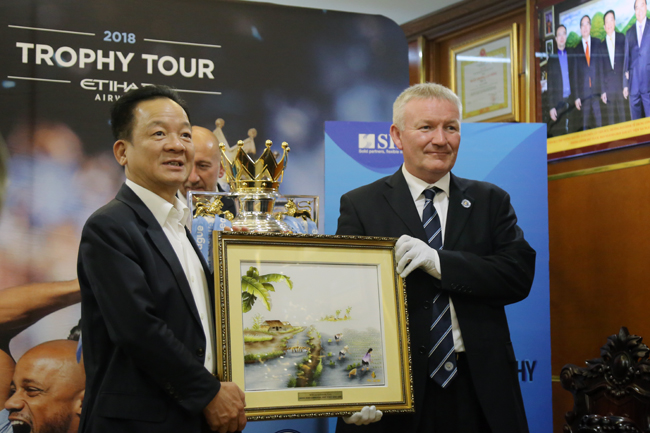 Cúp Ngoại hạng Anh tới Việt Nam, đi buýt mui trần diễu phố Hà Nội