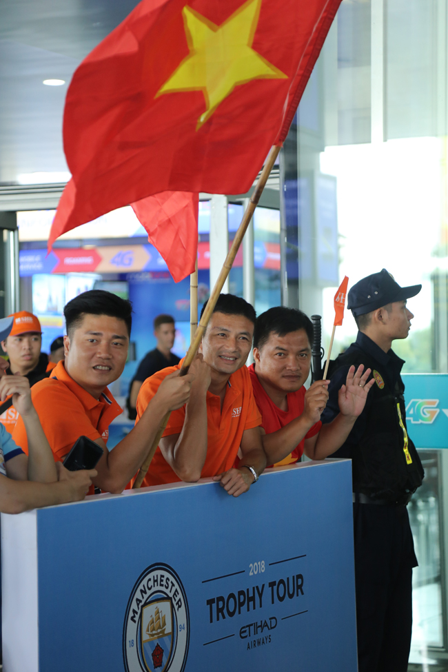 Cúp Ngoại hạng Anh tới Việt Nam, đi buýt mui trần diễu phố Hà Nội