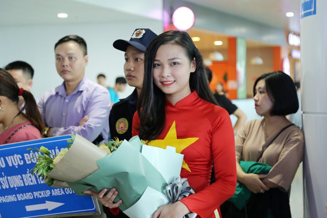 Cúp Ngoại hạng Anh tới Việt Nam, đi buýt mui trần diễu phố Hà Nội