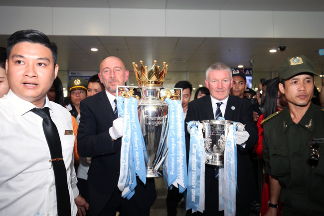 Cúp Ngoại hạng Anh tới Việt Nam, đi buýt mui trần diễu phố Hà Nội