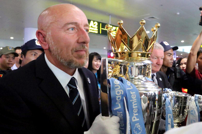 Cúp Ngoại hạng Anh tới Việt Nam, đi buýt mui trần diễu phố Hà Nội