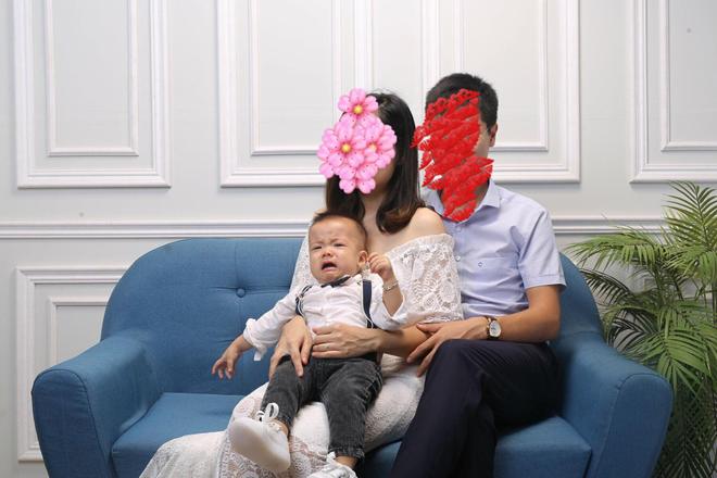 50 sắc thái khóc cạn nước mắt của bé Hòa Bình chụp ảnh sinh nhật khiến mẹ cũng bó tay