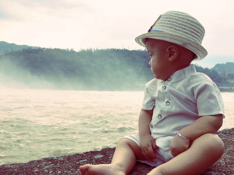 50 sắc thái khóc cạn nước mắt của bé Hòa Bình chụp ảnh sinh nhật khiến mẹ cũng bó tay