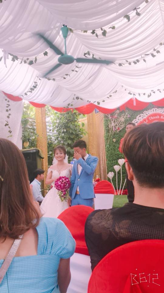 Hai trạng thái đối lập trong ngày cưới khiến dân mạng phì cười: Chú rể bưng mặt khóc nức nở còn cô dâu tươi tắn như hoa