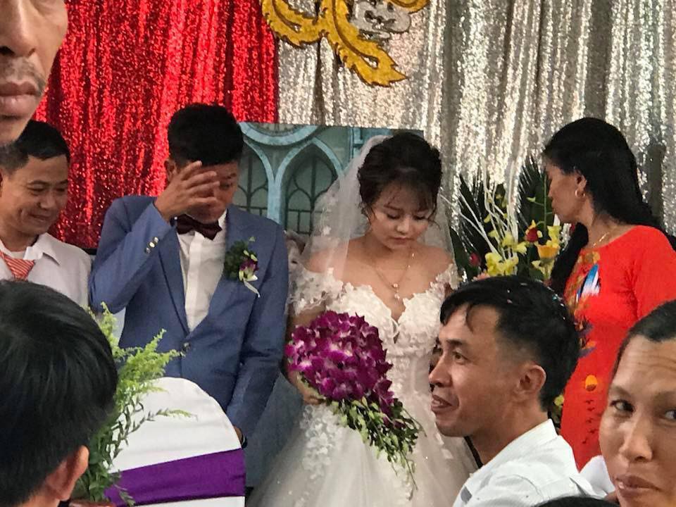 Hai trạng thái đối lập trong ngày cưới khiến dân mạng phì cười: Chú rể bưng mặt khóc nức nở còn cô dâu tươi tắn như hoa