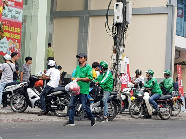 Go-Viet cử người ra lề đường tiếp nhận tài xế Grab đăng ký tại Hà Nội