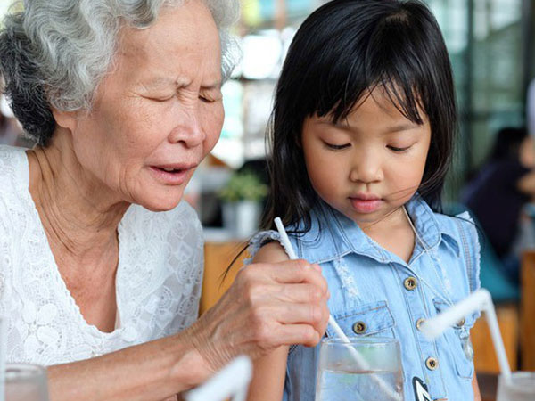 Con dâu trách mẹ chồng không nghỉ việc ở nhà trông cháu, bố chồng nói một câu mà chị em ban đầu phẫn nộ, ngẫm ra mới thấy đúng