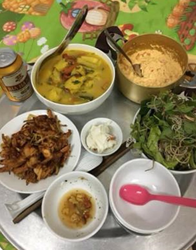 Góc phẫn nộ: Vợ đảm nấu cơm ngon canh ngọt dâng tận miệng, chồng vẫn nhắn tin cho gái than thở phải ăn một mình