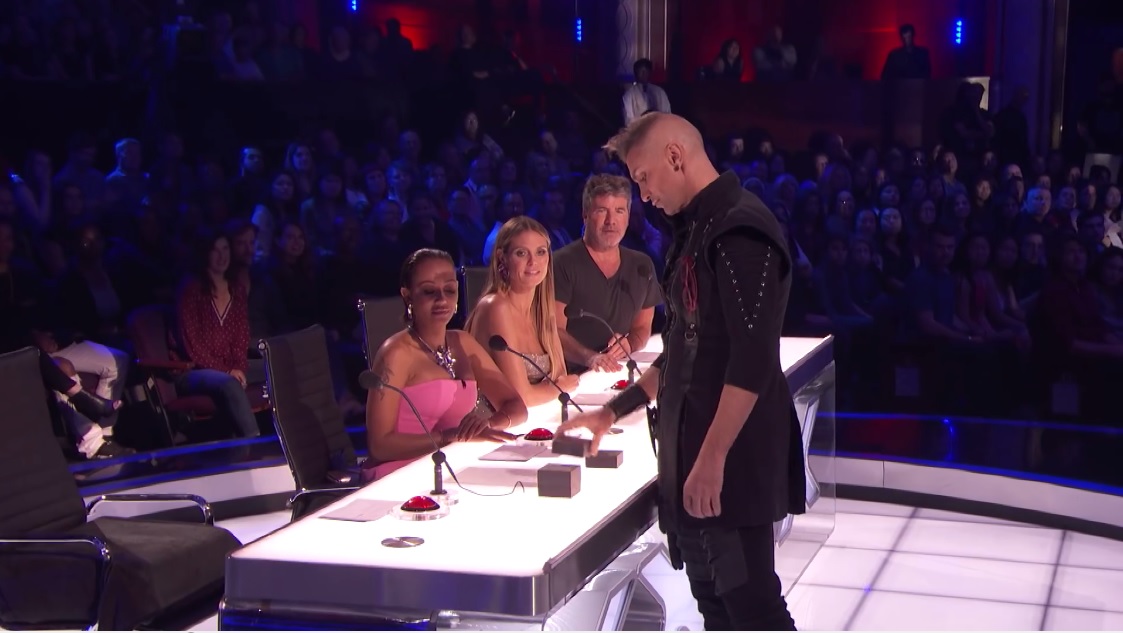 Americas Got Talent: Giám khảo Howie Mandel hú hồn khi thoát chết trong gang tấc