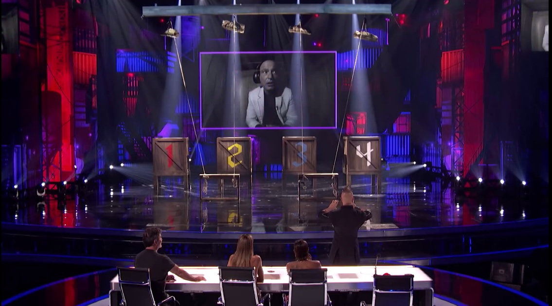 Americas Got Talent: Giám khảo Howie Mandel hú hồn khi thoát chết trong gang tấc