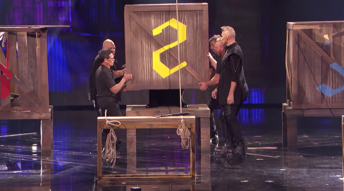 Americas Got Talent: Giám khảo Howie Mandel hú hồn khi thoát chết trong gang tấc