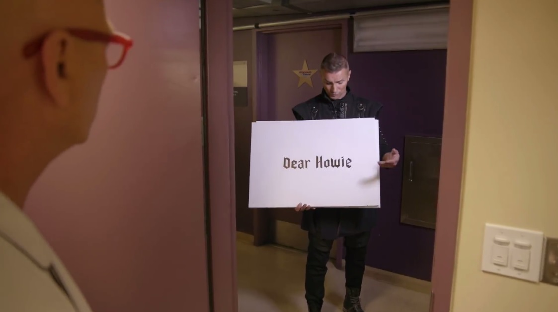 Americas Got Talent: Giám khảo Howie Mandel hú hồn khi thoát chết trong gang tấc