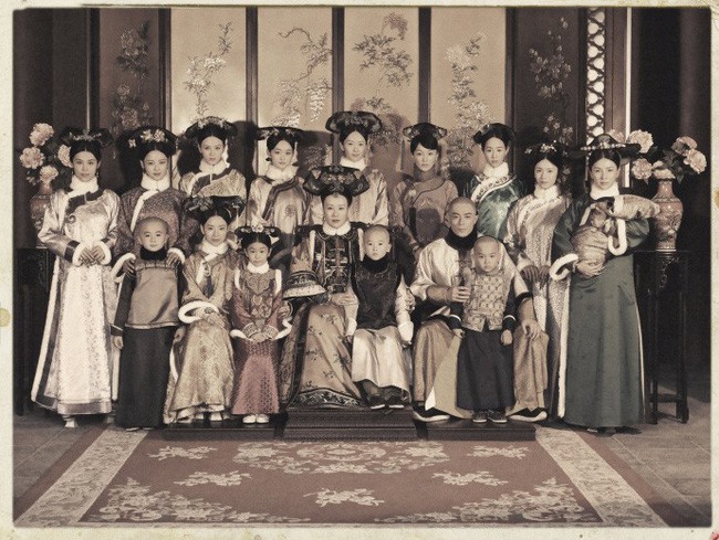 Dân tình bấn loạn với bộ ảnh gia đình Hoàng thất theo phong cách cổ xưa của Hậu Cung Như Ý Truyện