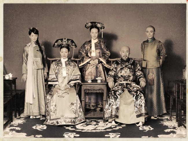 Dân tình bấn loạn với bộ ảnh gia đình Hoàng thất theo phong cách cổ xưa của Hậu Cung Như Ý Truyện