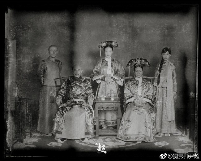 Dân tình bấn loạn với bộ ảnh gia đình Hoàng thất theo phong cách cổ xưa của Hậu Cung Như Ý Truyện