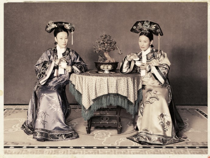 Dân tình bấn loạn với bộ ảnh gia đình Hoàng thất theo phong cách cổ xưa của Hậu Cung Như Ý Truyện