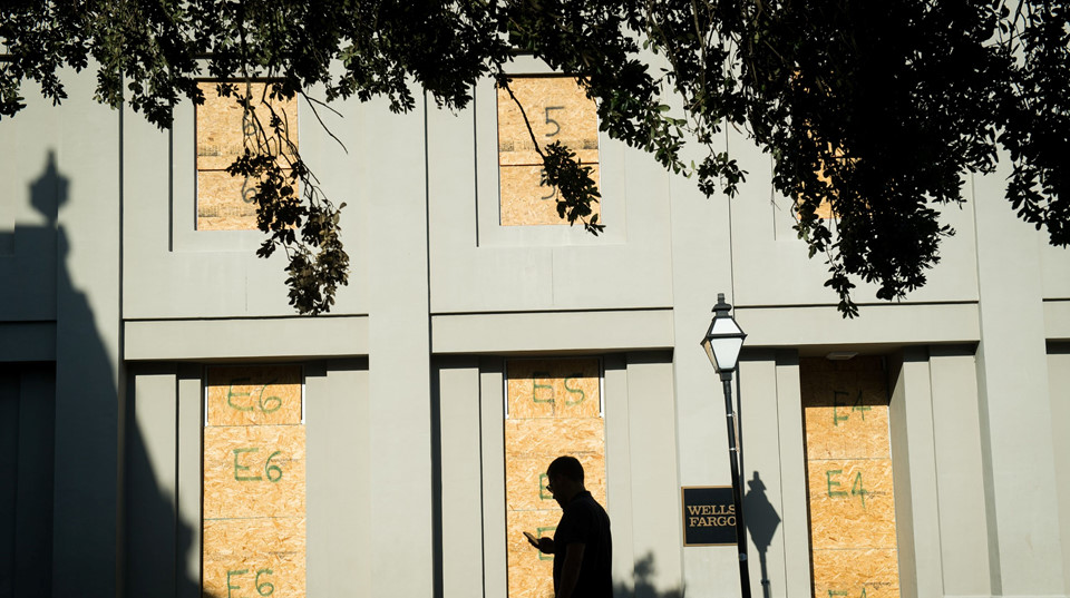 Bờ Đông Mỹ 1 ngày trước bão Florence: Cả đội cứu hộ cũng phải di tản