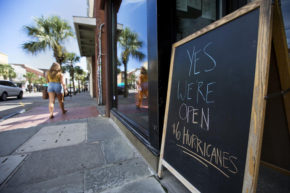 Bờ Đông Mỹ 1 ngày trước bão Florence: Cả đội cứu hộ cũng phải di tản