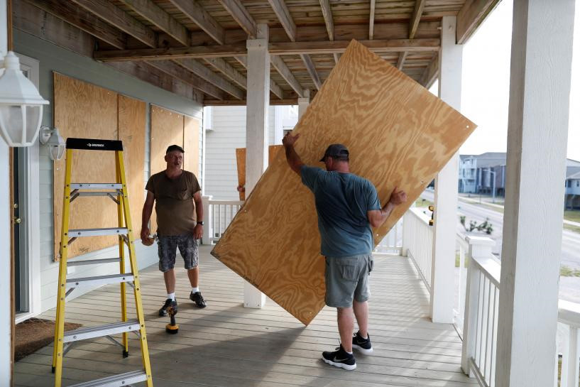 Bờ Đông Mỹ 1 ngày trước bão Florence: Cả đội cứu hộ cũng phải di tản