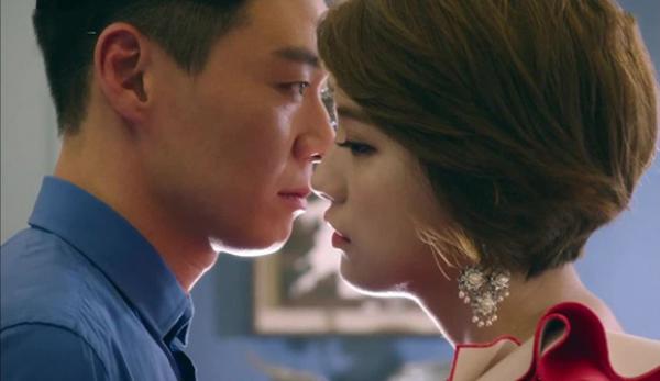 Phát hiện chiếc áo bí mật trong cốp xe của vợ, chồng ôm mặt khóc nức nở