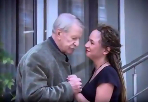 Chê vợ trẻ không sinh con, cụ già 87 tuổi có ngay bạn gái mới