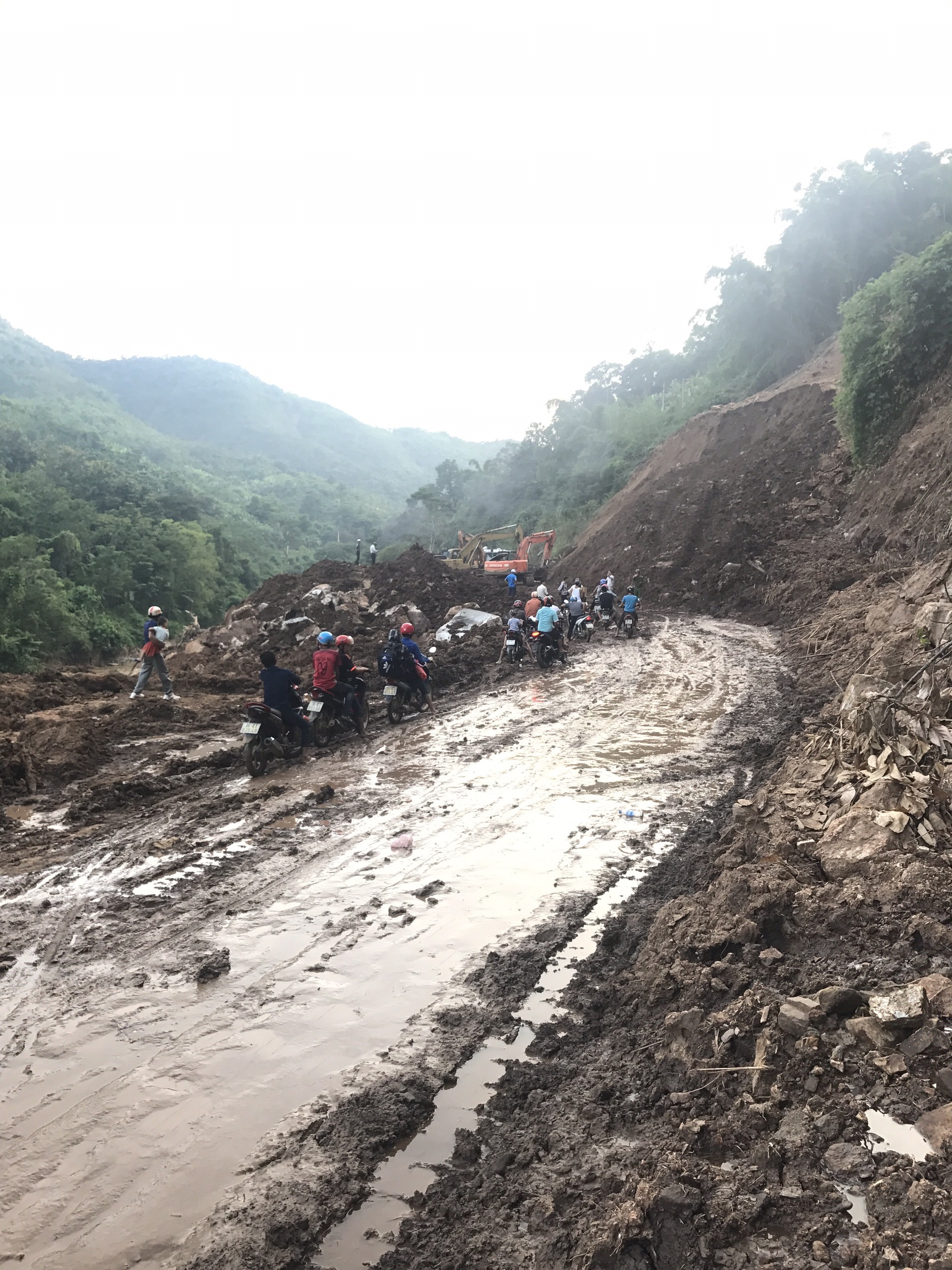 Mường Lát: Hiện trường bản Poọng nửa tháng sau lũ vẫn tan hoang