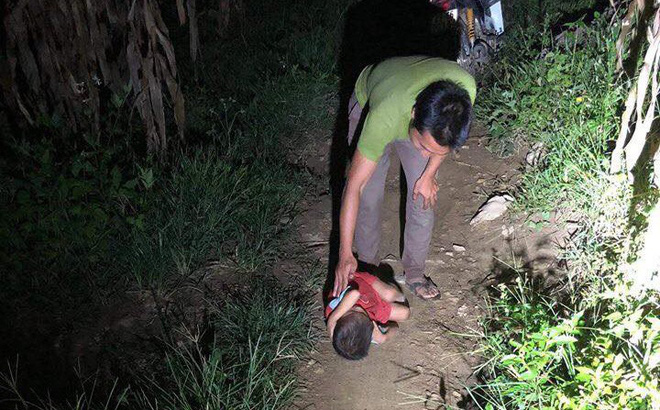 Thực hư câu chuyện bé trai phải ngủ ngoài đường khi bố mất, mẹ đi lấy chồng