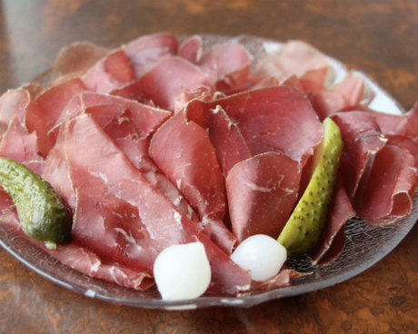 Thói quen ăn thịt chó mèo gây tranh cãi của người dân Thụy Sĩ