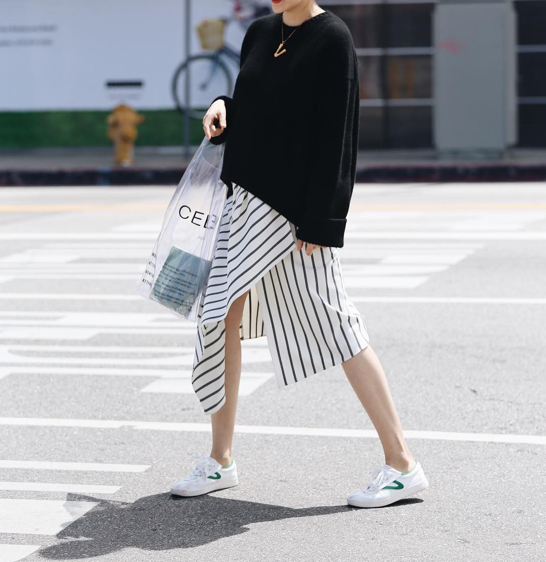 Chỉ cần có sẵn 5 món đồ này trong tủ váy áo là các nàng có thể hô biến vẻ ngoài trẻ trung ngay tức thì