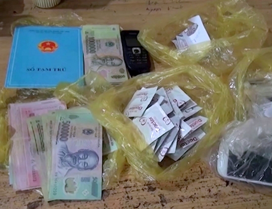 Bắt quả tang 4 đôi nam nữ đang mua bán dâm