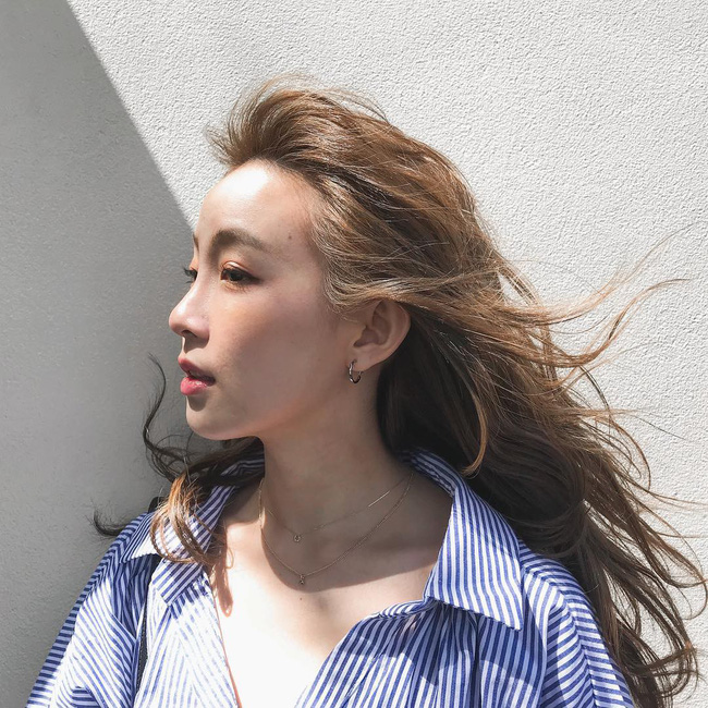 Dưỡng rất cẩn thận mà tóc cứ mãi chẻ ngọn lại còn rụng cả búi, chắc chắn là do 5 thói quen này của bạn