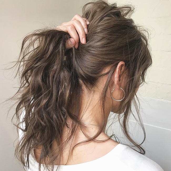 Dưỡng rất cẩn thận mà tóc cứ mãi chẻ ngọn lại còn rụng cả búi, chắc chắn là do 5 thói quen này của bạn