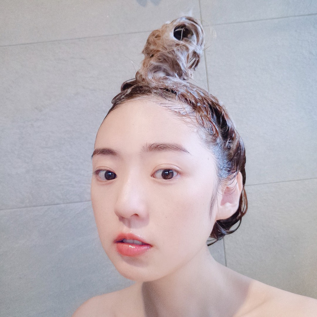 Dưỡng rất cẩn thận mà tóc cứ mãi chẻ ngọn lại còn rụng cả búi, chắc chắn là do 5 thói quen này của bạn