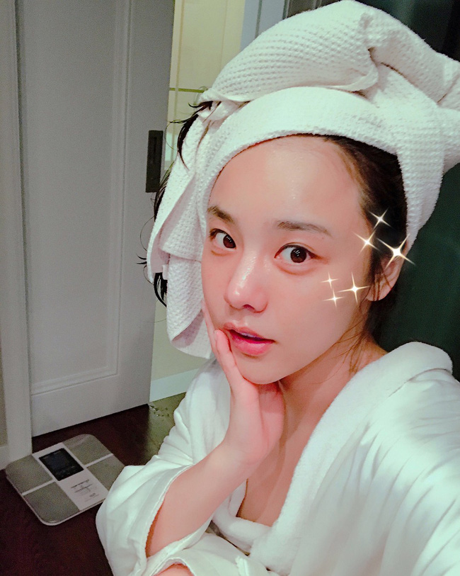 Dưỡng rất cẩn thận mà tóc cứ mãi chẻ ngọn lại còn rụng cả búi, chắc chắn là do 5 thói quen này của bạn