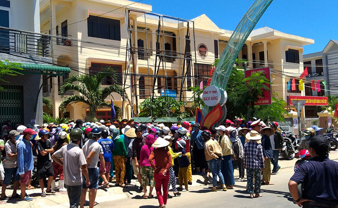 Khởi tố 9 người chặn xe gây rối, vây cảnh sát cơ động