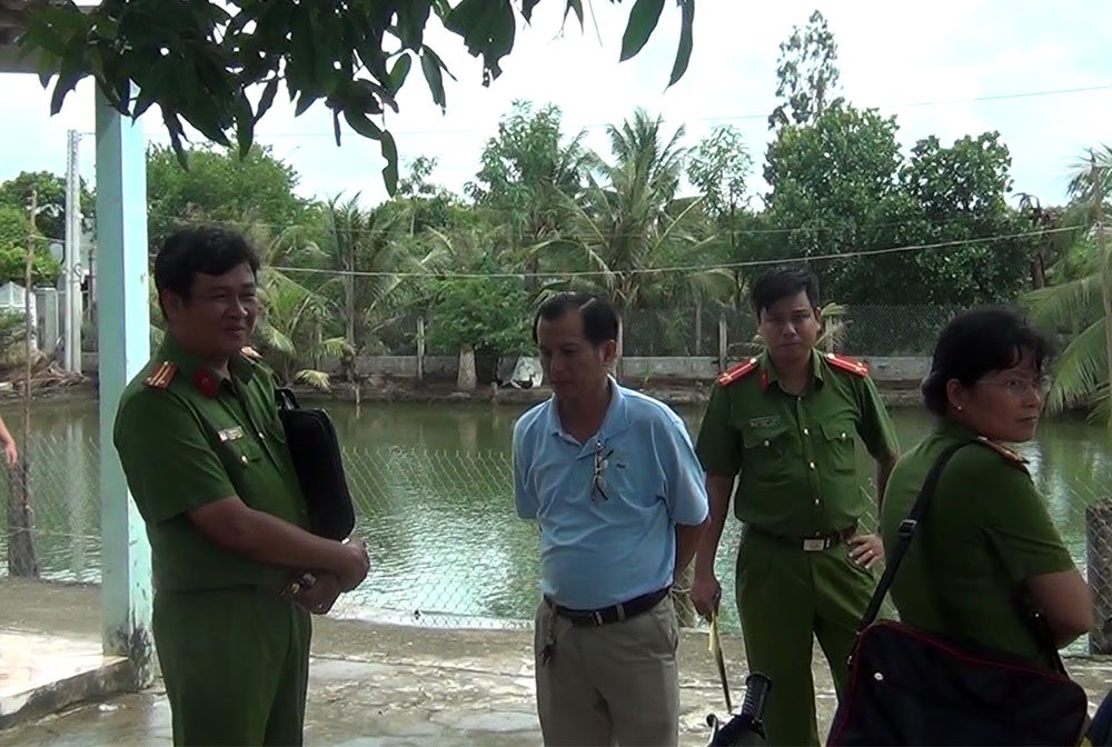 Nghi án chồng cắt cổ vợ trẻ, uống thuốc cỏ tự tử do cuồng ghen