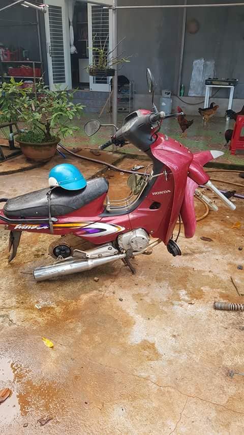 Tên trộm khó hiểu: Đột nhập vào nhà kiên nhẫn ngồi tháo hai bánh xe máy rồi mang đi