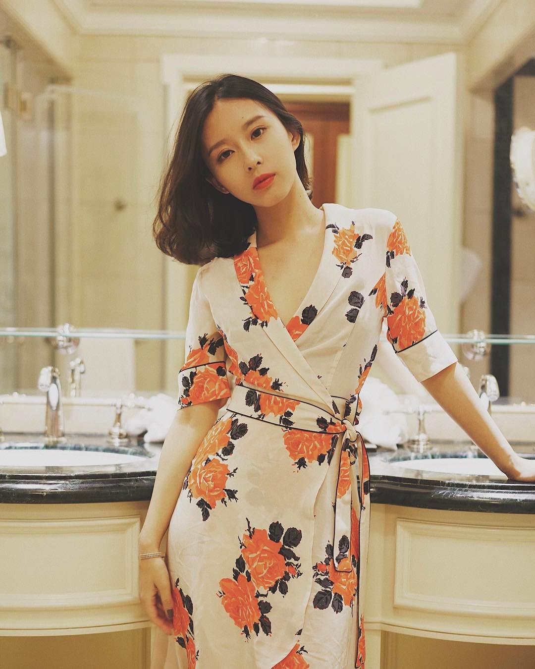 Vòng bụng lớn chỉ là chuyện nhỏ bởi đã có 5 kiểu váy liền giúp các nàng che giấu hoàn hảo