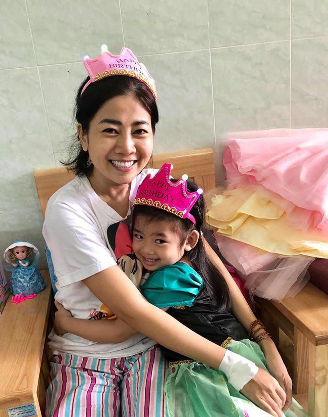 Nụ cười ngây thơ hạnh phúc của bé Lavie sau khi mẹ Mai Phương được xuất viện về nhà