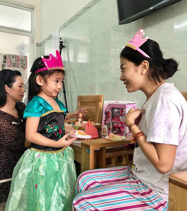 Nụ cười ngây thơ hạnh phúc của bé Lavie sau khi mẹ Mai Phương được xuất viện về nhà