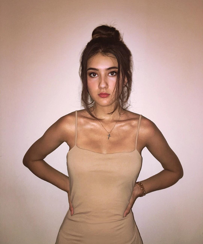 Bông hồng lai trường Lomonoxop cao 1,72 m, thông thạo 4 ngôn ngữ